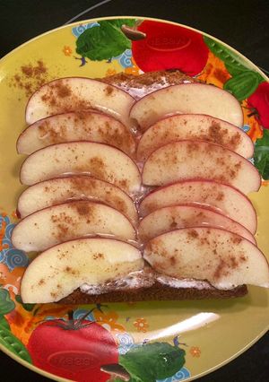 Hình của món Bữa sáng healthy: bánh mì táo quế.