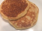 Una foto de pancakes con azúcar