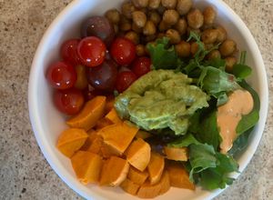Una foto de Tazòn Buddha de garbanzos y batata (Buddha bowl)