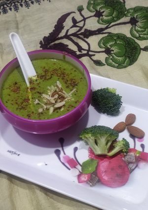 A picture of Broccoli almonds creamy soup.