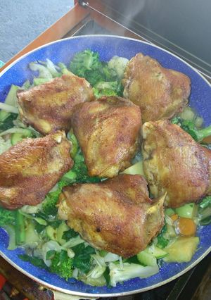 Una foto de Pollo con vegetales a la Mario, s