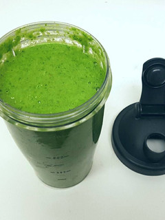 Una foto de Smoothie verde y rico 100%