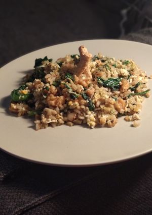 Una foto de Arroz integral con acelgas y nueces