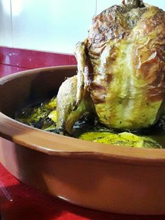 Una foto de Pollo sentado a la cerveza