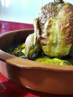 Una foto de Pollo sentado a la cerveza