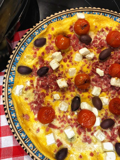 Una foto de Frittata de feta y jamón serrano en horno de pizza
