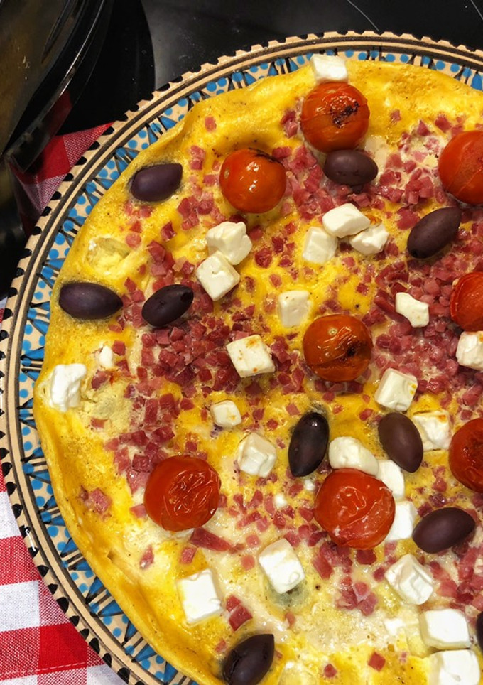 Una foto de Frittata de feta y jamón serrano en horno de pizza