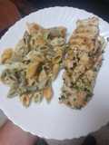 Pechuga al ajillo a la plancha con pasta al queso