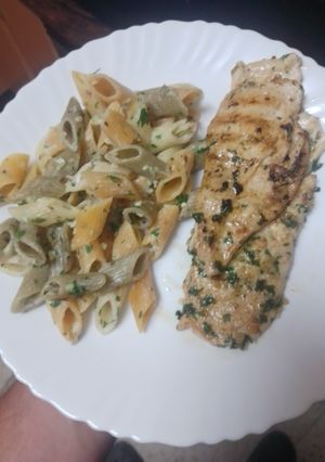 Foto principal de Pechuga al ajillo a la plancha con pasta al queso