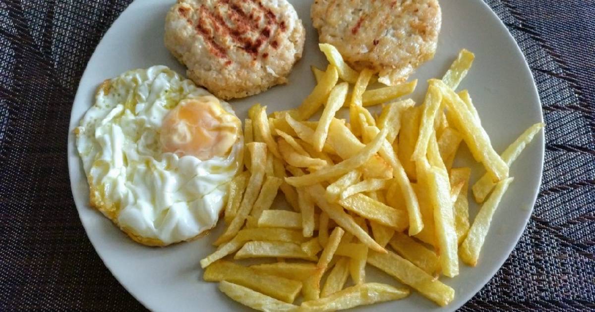 Hamburguesas De Pollo Con Huevo Y Patatas Fritas Receta De Mari Carmen Cookpad 4704