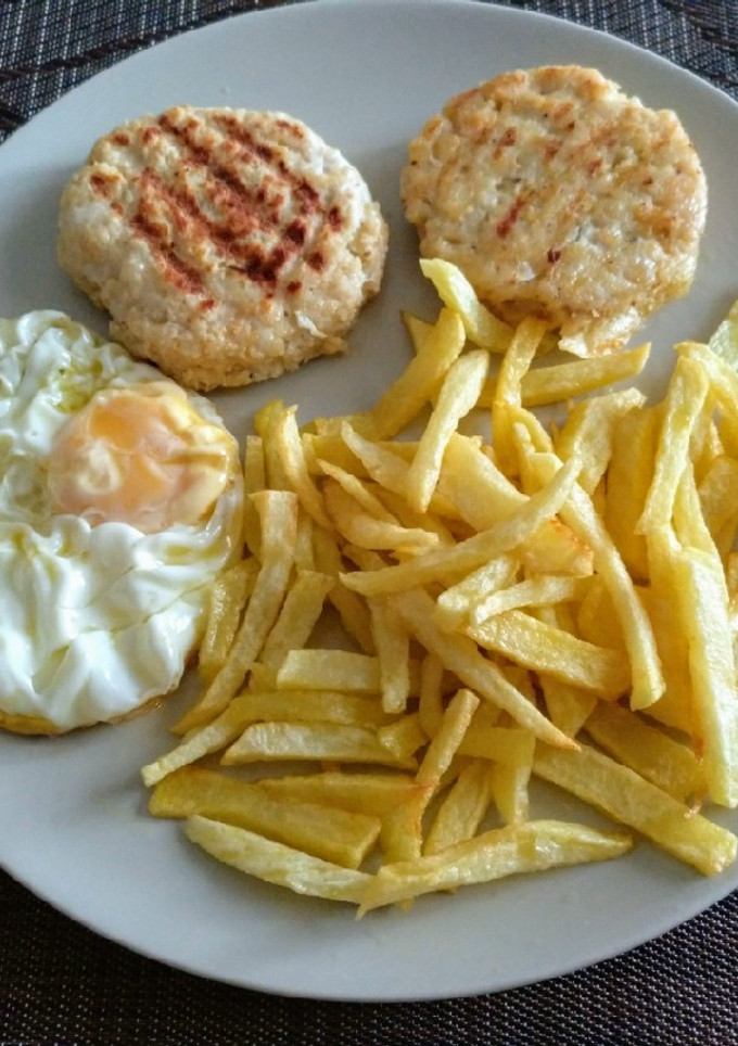 Una foto de Hamburguesas de pollo con huevo y patatas fritas