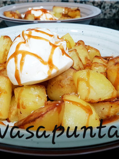 Una foto de Patatas bravas con sriracha en cecofry 🍺