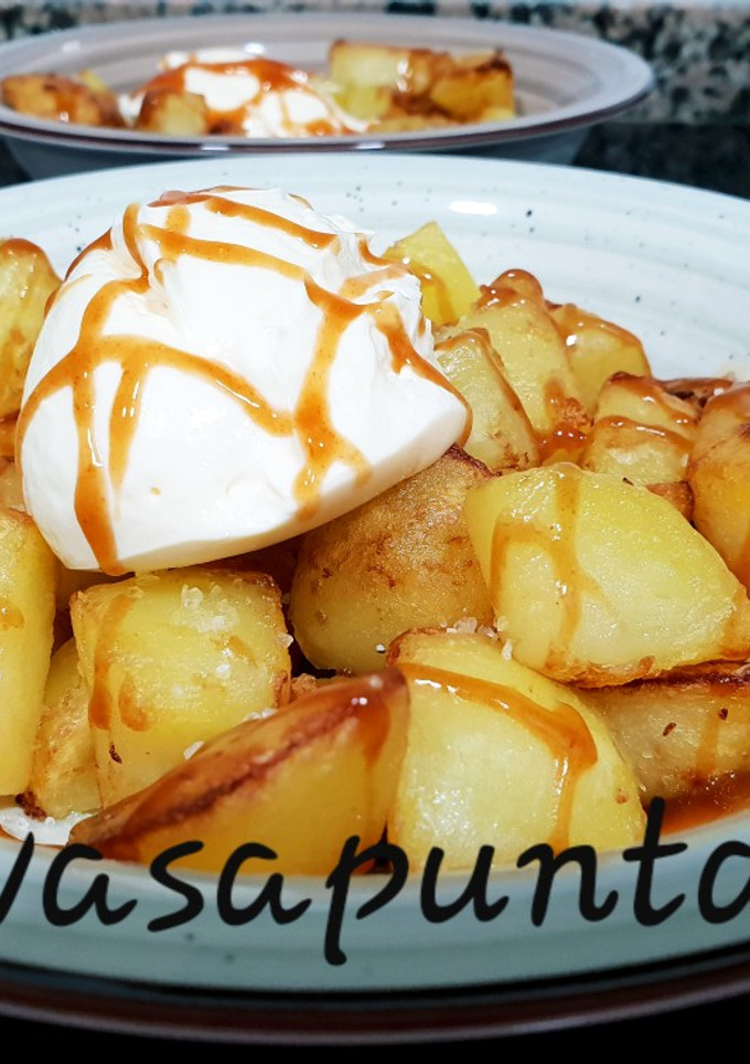 Una foto de Patatas bravas con sriracha en cecofry 🍺