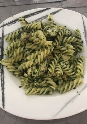 Una foto de Pasta con espinaca y pollo