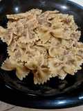 Farfalle integrali con crema di tonno olive e pangrattato tostato