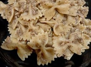 Foto di Farfalle integrali con crema di tonno olive e pangrattato tostato