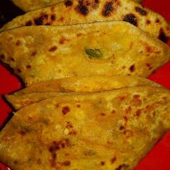 A picture of Stuffed daal paratha.