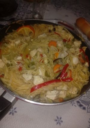 Una foto de Wok de vegetales y pollo con tallarines