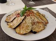 Una foto de rigatoni tomate queso