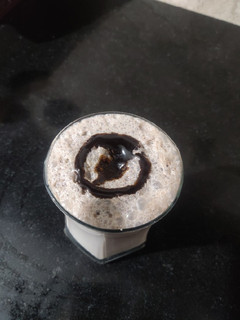 ચોકલેટ મિલ્ક શેક(Chocolate Milkshake Recipe in Gujarati) રેસીપી મુખ્ય ફોટો