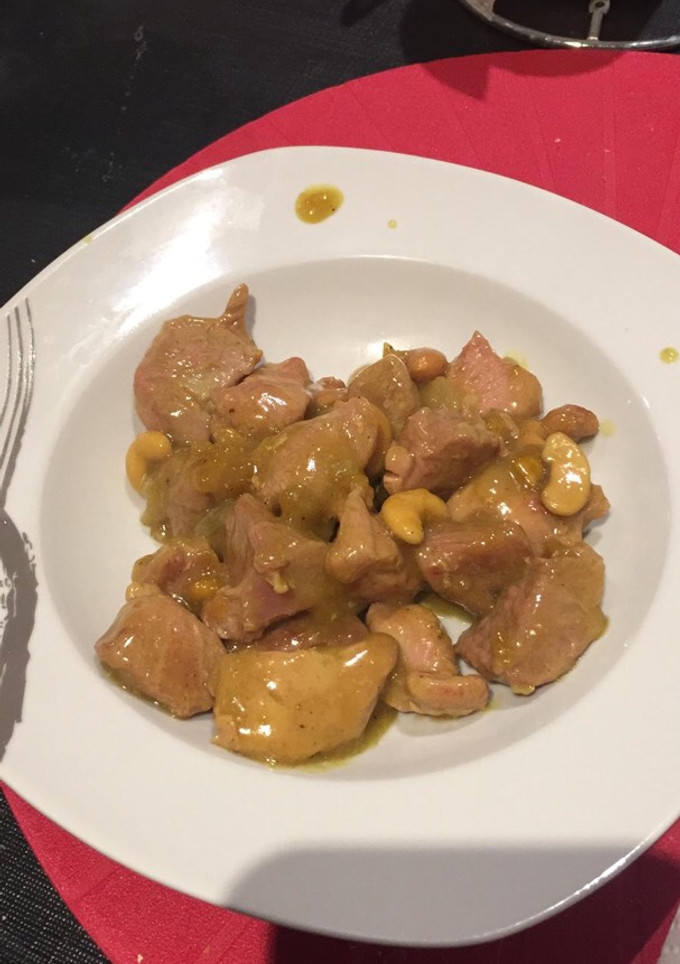 Una foto de Pavo con anacardos y curry