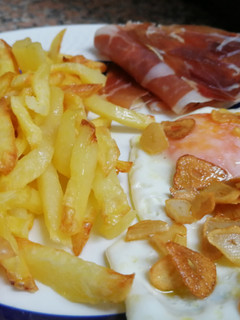 Una foto de Patatas con jamón y huevo