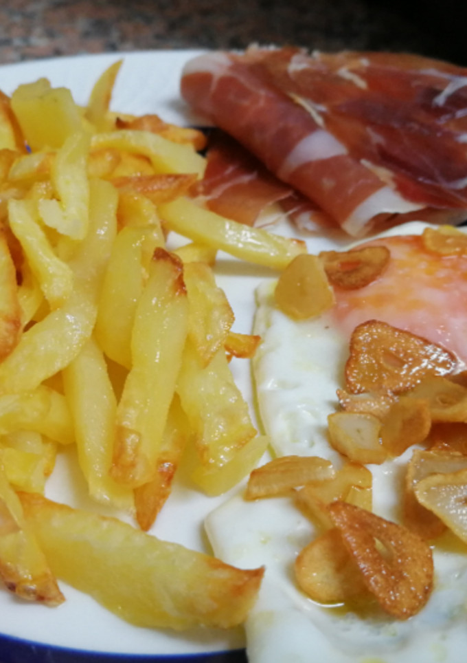 Una foto de Patatas con jamón y huevo