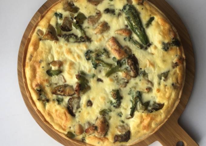 Лоранский пирог с белыми грибами, брокколи и курицей