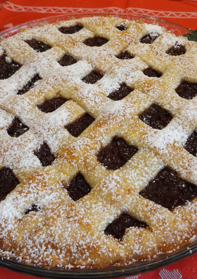 Una foto de Tarta rellena de confitura de calabaza, cereza y manzana