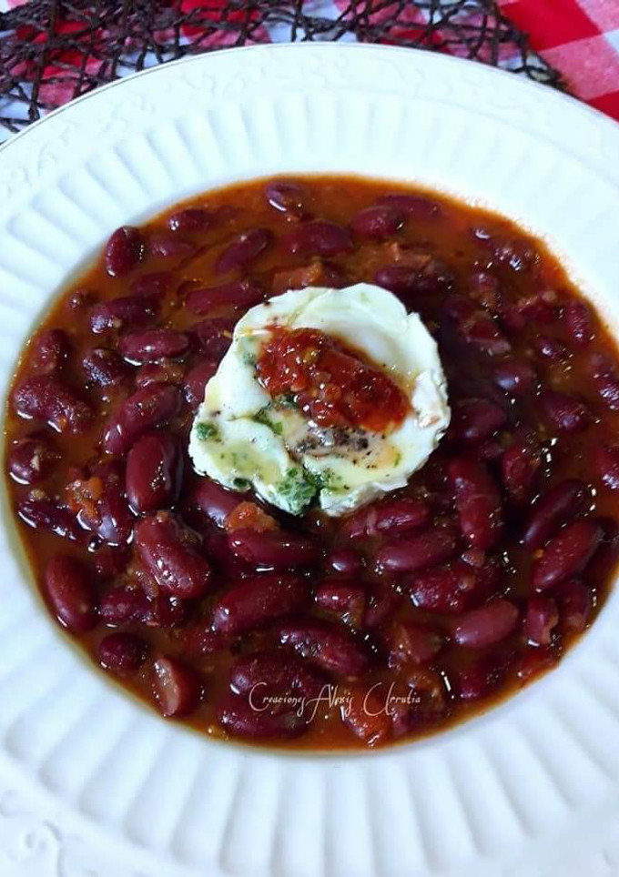 Una foto de Alubias moradas al estilo británico, baked beans con mi toque