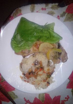 Una foto de Pollo asado a la albahaca y limón, con arroz a la mexicana