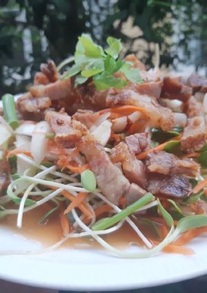 รูปของ ยำหมูกรอบต้นอ่อนทานตะวัน 🌶️ 🥗 Crispy Pork Belly Spicy Salad