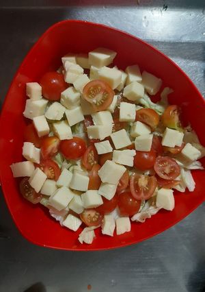 Una foto de Ensalada saludable a mi manera 👩🏻‍🍳