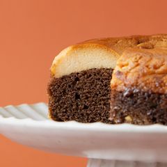 A picture of Chocoflan.