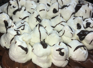 Una foto de Torta brownie con dulce de leche y merengue 😋