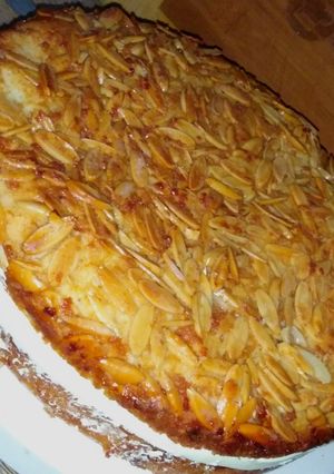 A picture of Bee sting cake (German pastry).