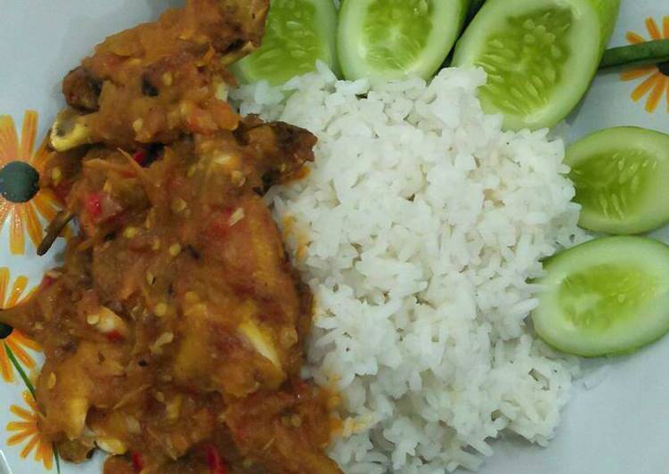 Ayam penyet pedas sederhana �?�