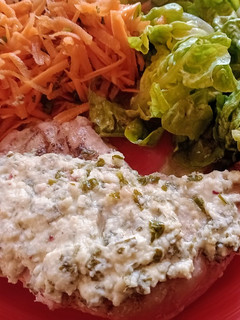Una foto de Pollo al horno con queso y perejil