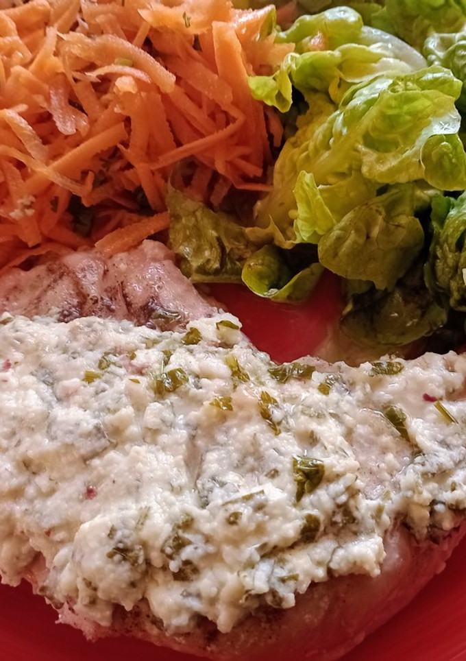Una foto de Pollo al horno con queso y perejil