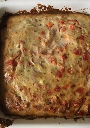 Une photo de Clafoutis jambon blanc poivrons rouges ciboulette et pecorino
