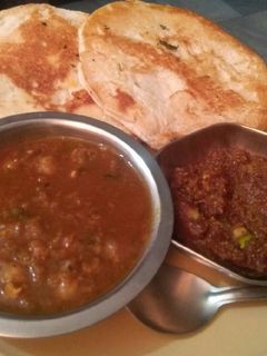 सफ़ेद चना कुलचा के साथ (White chana with kulcha recipe in hindi) रेसिपी मुख्य फोटो