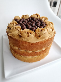 Una foto de Reina Manjar. Bizcocho de vainilla con frosting de manjar