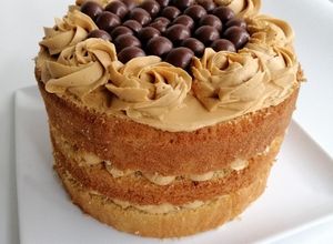Una foto de Reina Manjar. Bizcocho de vainilla con frosting de manjar