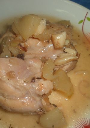Una foto de Pollo con manzanas y sidra