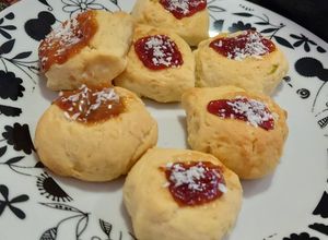 Una foto de Galletitas estilo pepas Súper rápido y fácil de Dulce de Leche y Membrillo