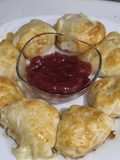 Hojaldres de queso camembert con mermelada de fresa