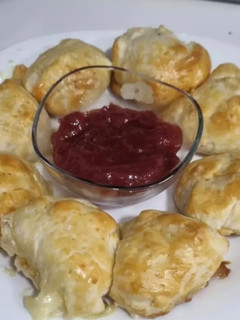 Una foto de Hojaldres de queso camembert con mermelada de fresa