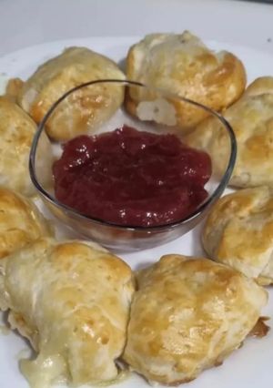 Una foto de Hojaldres de queso camembert con mermelada de fresa