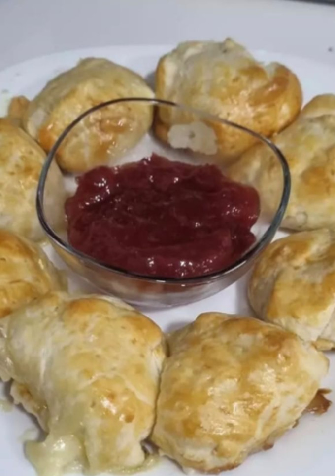 Una foto de Hojaldres de queso camembert con mermelada de fresa