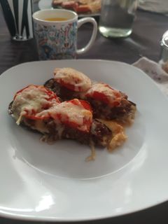 Una foto de Berenjenas con carne, tomate y queso